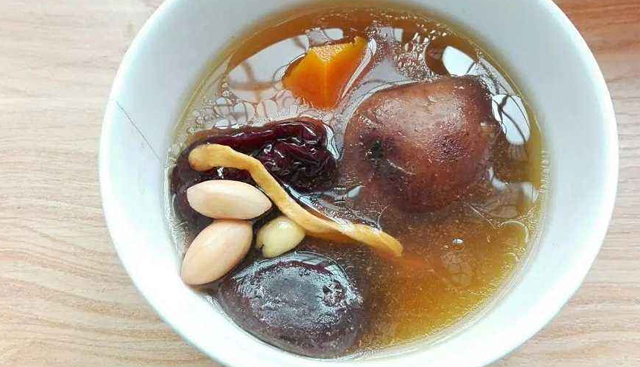 红枣香菇炖鸡汤